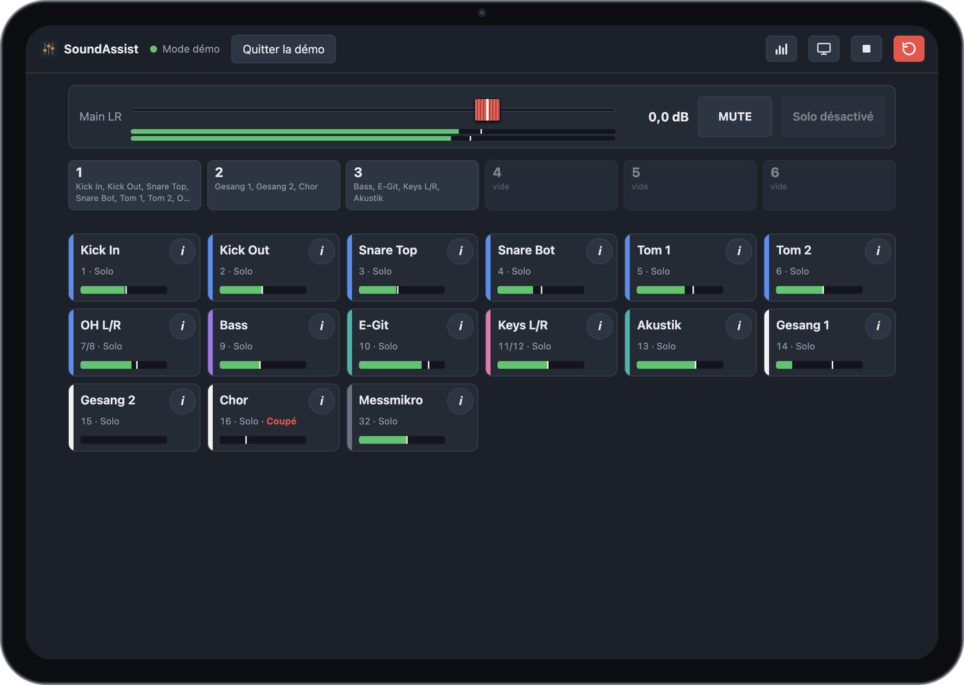 Vue scène sur un iPad en paysage : fader Main LR avec mute, groupes de mute et grandes tuiles de canaux avec solo et niveau